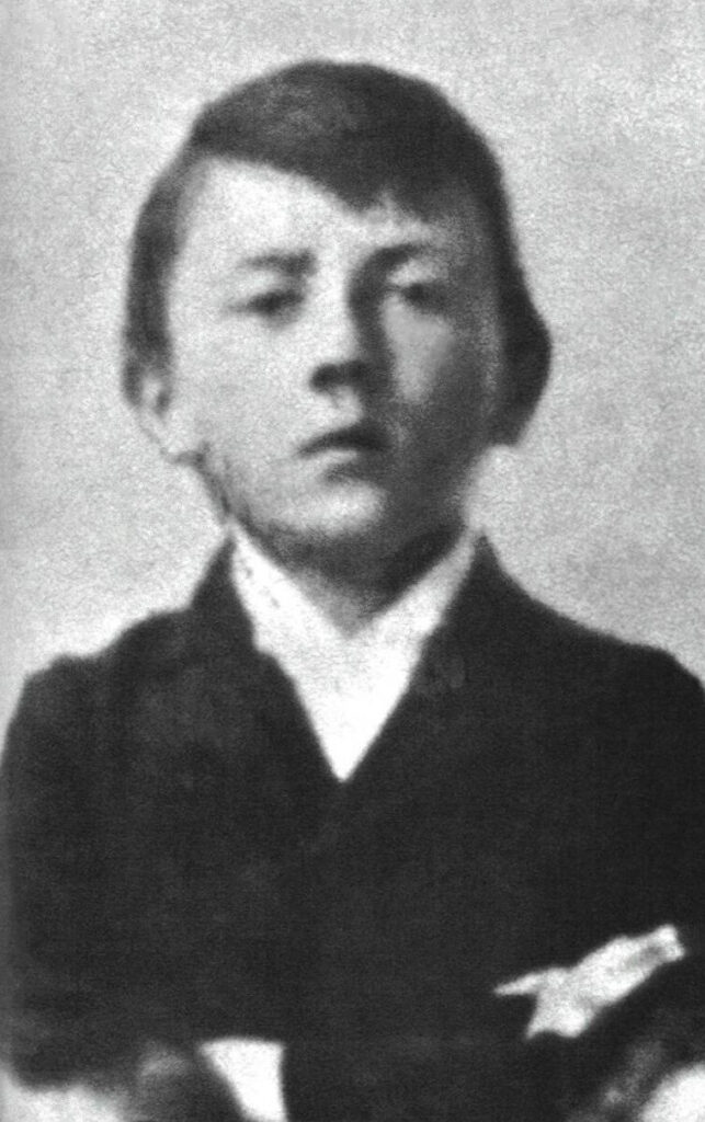 Adolf Hitler kao 11-godišnji dečak pozira u školi
