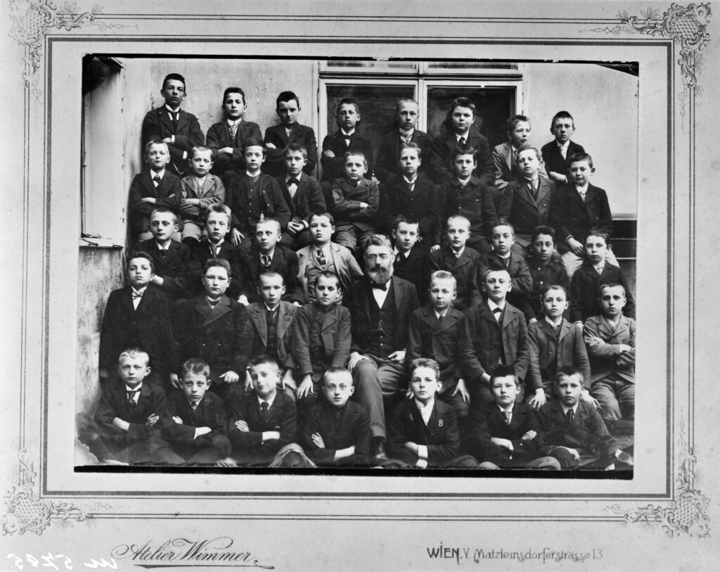 Adolf Hitler kao učenik u Lincu, 4. septembar 1900.